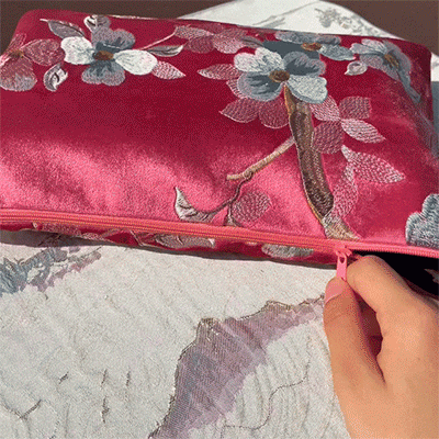 The Soft Floral Clutch That Carries Your Mahjong Day